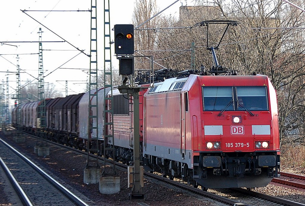 185 379-5 mit einer 155�r und einem G�terzug f�r Stahlcoils auf dem Berliner Innenring, 05.02.13 Berlin Jungfernheide.