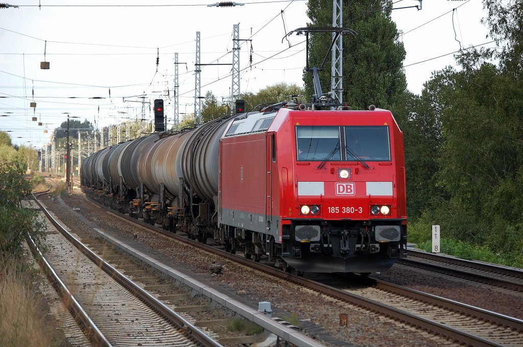 185 380-3 mit einem Kesselwagenzug Richtung Karower Kreuz Berlin, 28.08.09
