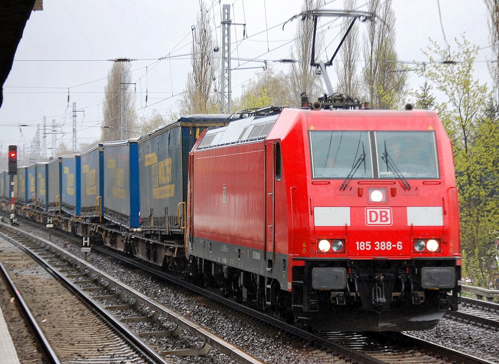 185 388-6 mit einem Ganzzug Taschenwagen Richtung Karower Kreuz Berlin Abzweig Richtung Oranienburg, 13.04.11 Berlin-Karow.
