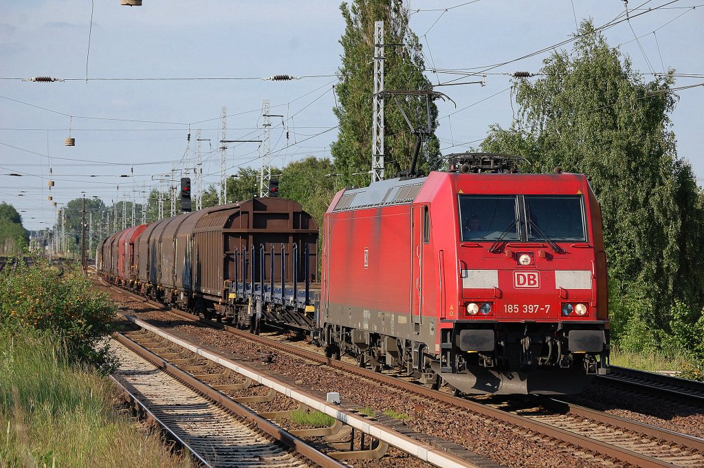 185 397-7 mit gemischtem G�terzug am 06.06.13 Berlin-Karow.