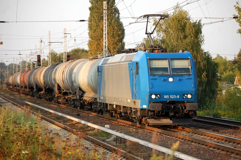 185 523-8 ist aktuell an HGK vermietet, hier am 24.08.11 mit Kesselwagenzug in Berlin-Karow.