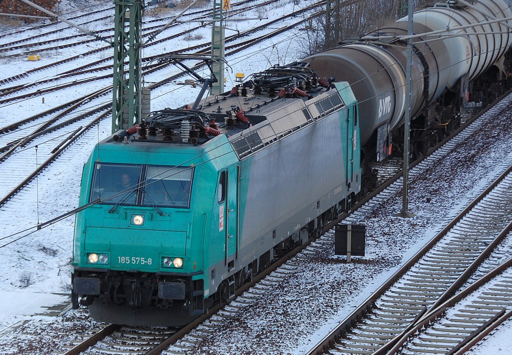 185 575-8 Mietlok der HGK mit Kesselwagenzug am 03.02.12 Berlin Putlitzbr�cke.