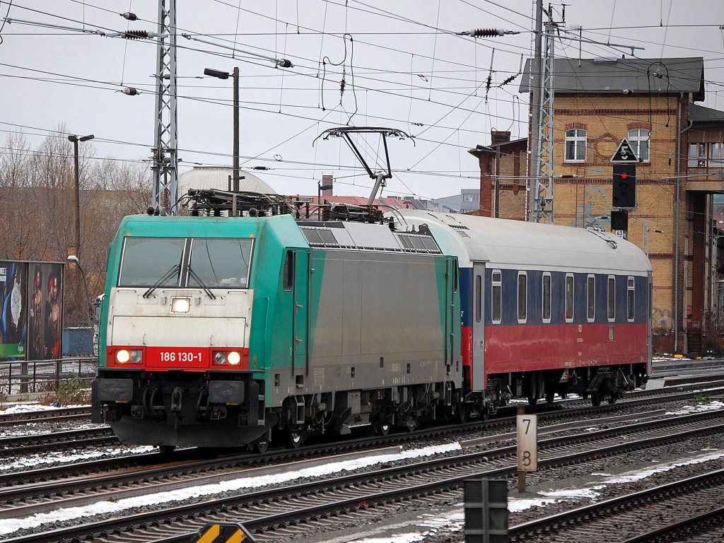 186 130-1 (91 80 6186 130-1 D-DB) mit RZD Personenwagen als PbZ Richtung Berlin-Lichtenberg, 12.12.10 Berlin Greifswalder Str.