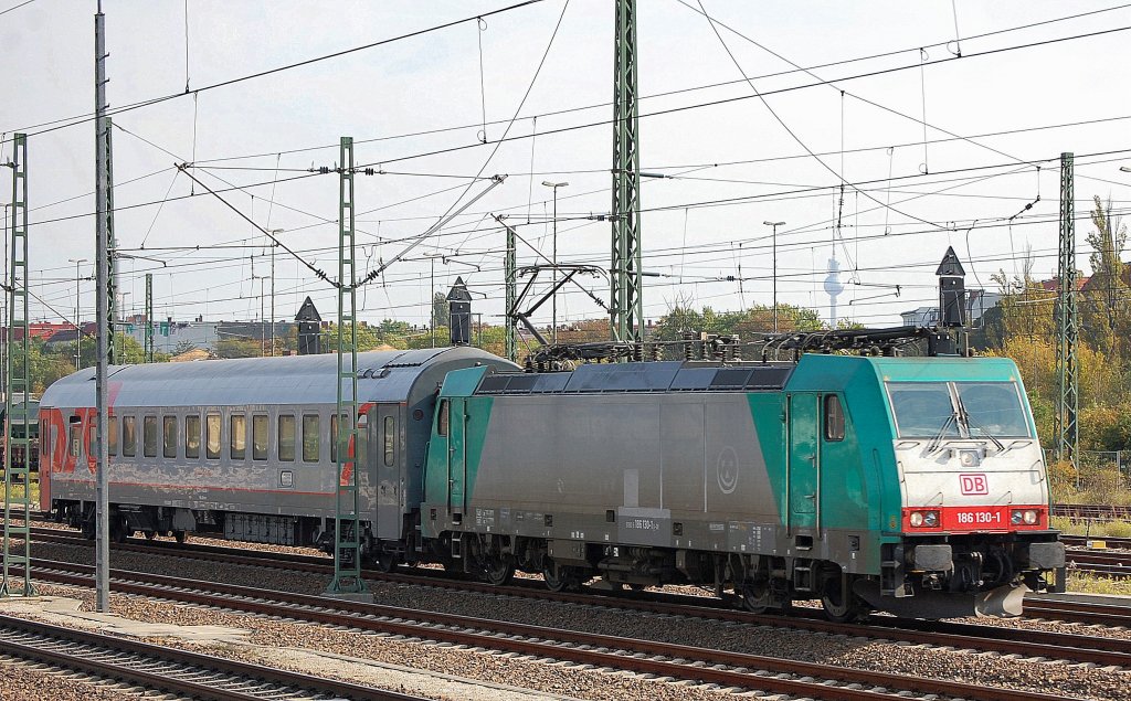 186 130-1 mit einem russischem Schlafwagen (neue Farbgebung) als PbZ Richtung Berlin-Grunewald am 04.10.11 Berlin-Beusselstr. 