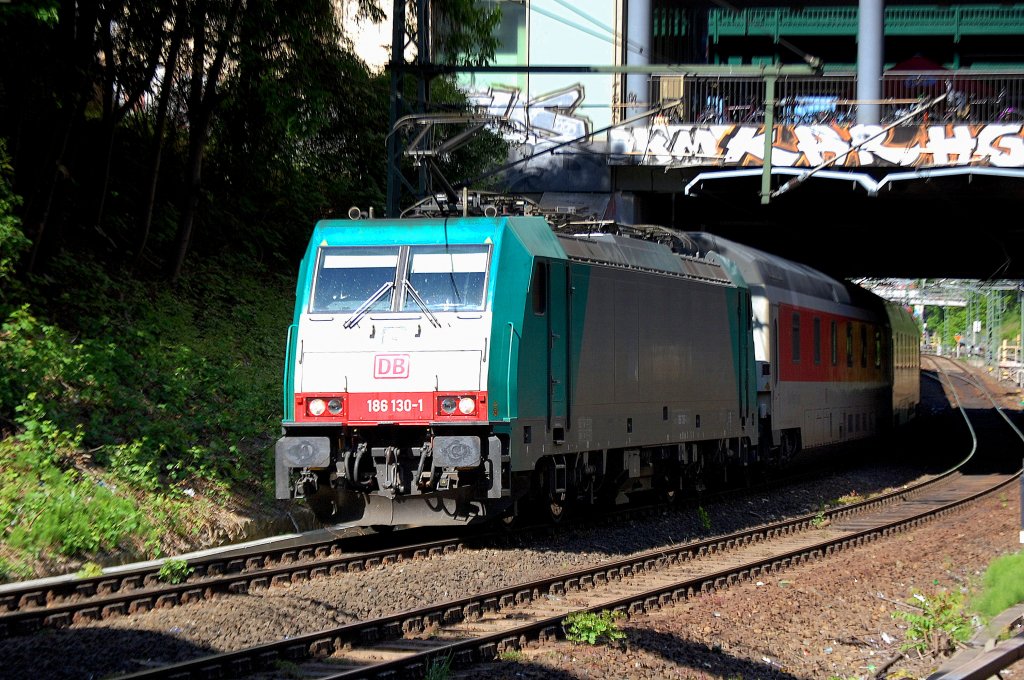 186 130-1 mit einigen DB-CNL Nachtwagen + 101�r am Ende des Zuges unterwegs Richtung Berlin-Lichtenberg, 14.05.12 Unterf�hrung Berlin Sch�nhauser Allee.