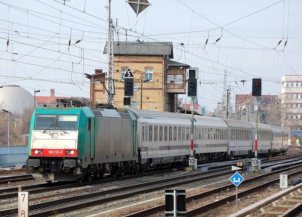 186 135-0 als PbZ mit dem Zuggespann des Berlin-Warschau-Express Richtung Berlin Lichtenberg, 22.01.11 Berlin Greifswalder Str.
