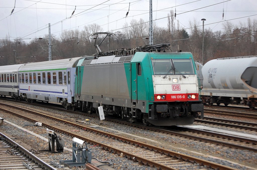 186 135-0 mit der Berlin-Warschau-Express Zuggarnitur, 24.02.12 Berlin Greifswalder Str.