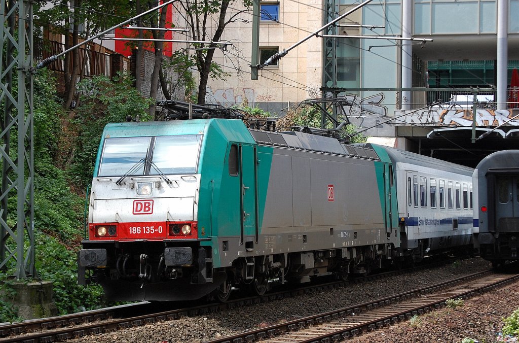 186 135-0 mit Berlin-Warschau-Express Zuggarnitur Richtung Berlin-Rummelsburg, 07.08.12 Unterf�hrung Berlin Sch�nhauser Allee.