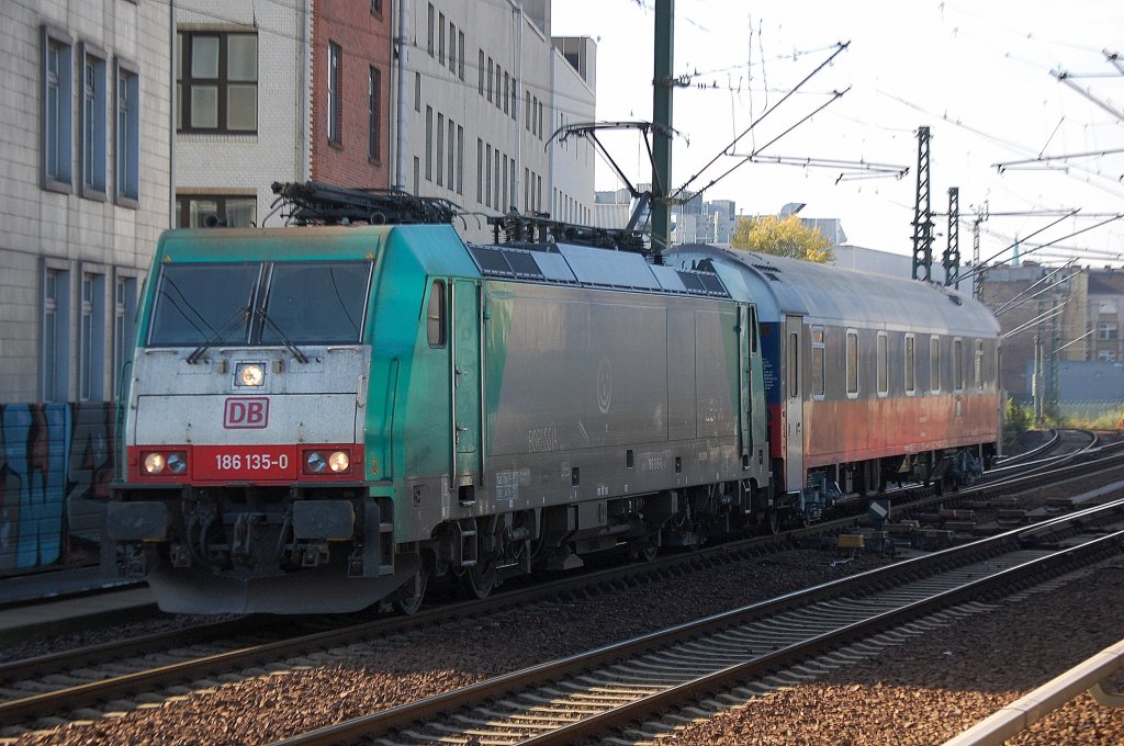 186 135-0 mit russischem Nachtzugwagen auf der t�glichen Tour �ber den Berliner Innenring von Berlin-Grunewald kommend Richtung Berlin-Lichtenberg, 20.10.11 Berlin-Wedding.