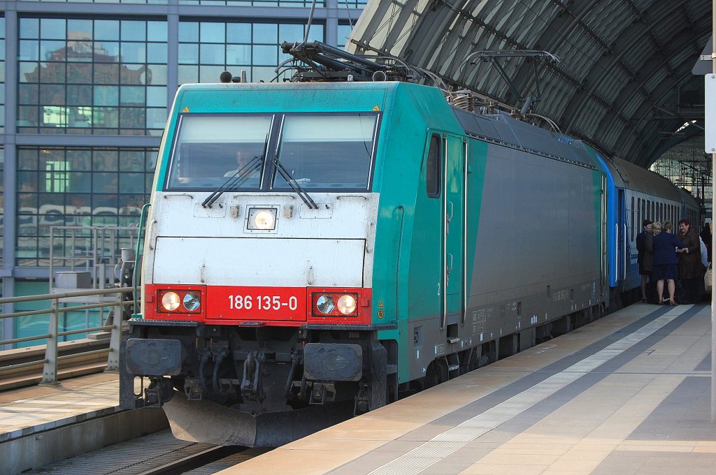 186 135-1 mit dem russischen D-ZUG (D 441 Kiev Pass/D 1249 Saratov 1 P)am 09.10.10 Berlin-Hauptbahnhof.