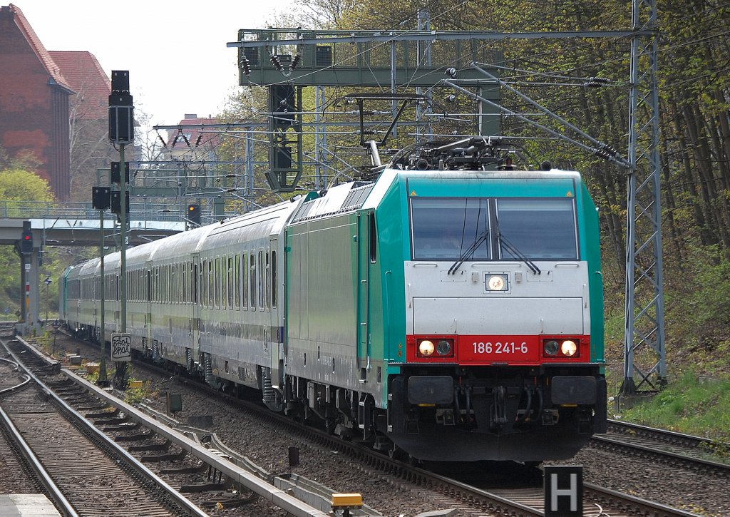 186 241-6 (91 80 6186 241-6 D-DB, Bj. 2008) mit der Zuggarnitur des Berlin-Warschau Epress und 186 135-0 am Ende Richtung Berlin-Gesundbrunnen, 24.04.10 Berlin-Sch�nhauser Allee.