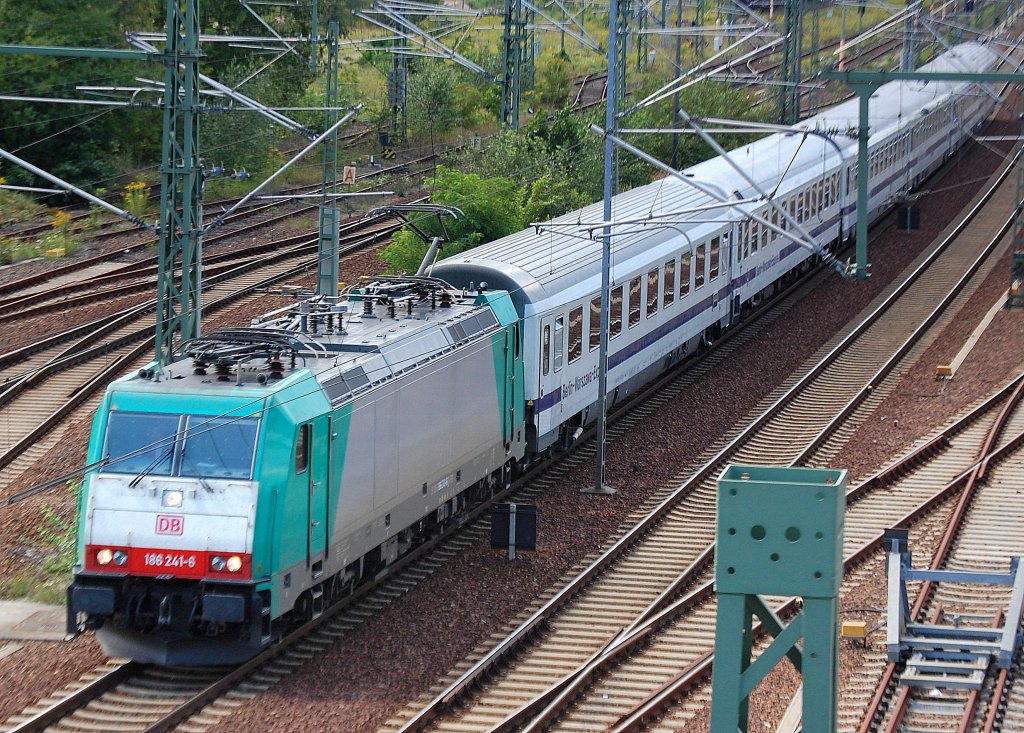 186 241-6 mit Berlin-Warschau-Express Zuggarnitur (PbZ) am 09.08.11 Berlin Putlitzbr�cke.
