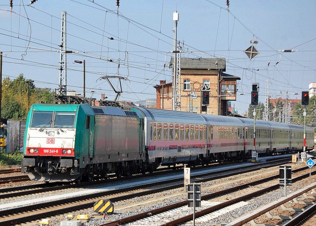 186 241-6 mit der Berlin-Warschau-Express Zuggarnitur Richtung Berlin-Lichtenberg, 24.09.11 Berlin Greifswalder Str.