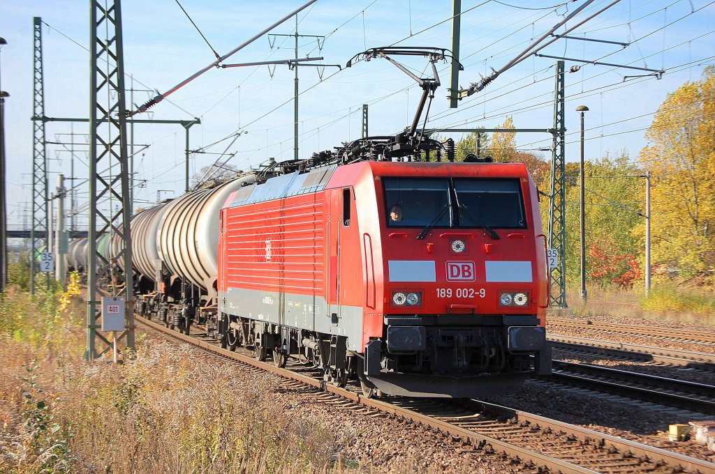 189 002-9 f�hrt mit einem Kesselwagenzug zum Kurzhalt mit Personalwechsel im Bhf. Flughafen Berlin-Sch�nefeld ein, 17.10.12