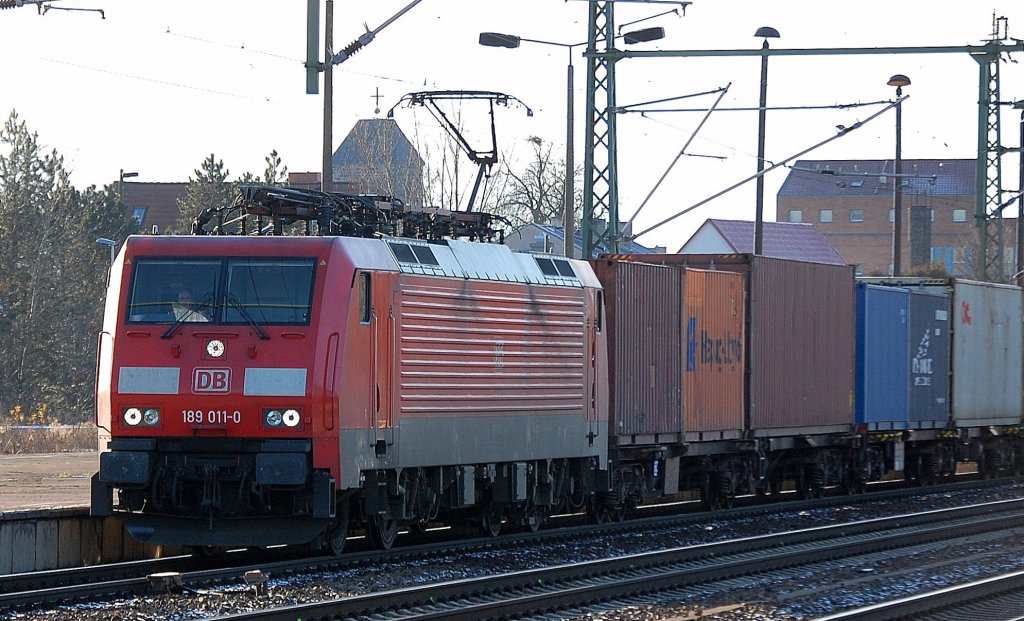 189 011-0 f�hrt zum Personalwechsel mit Containerzug im Bhf. Flughafen Berlin-Sch�nefeld ein, 05.12.12