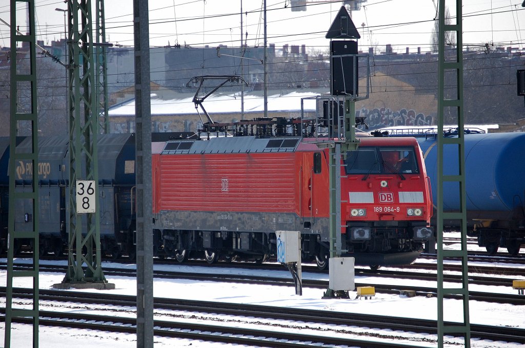 189 064-9 holt einen Ganzzug polnischer Sch�ttgutwagen gegen�ber dem Berliner Westhafen ab, leider dauerte es sehr lange bis zum Freisignal daher nur ein Belegbild, 26.03.13 S-Bhf. Berlin-Beusselstr.