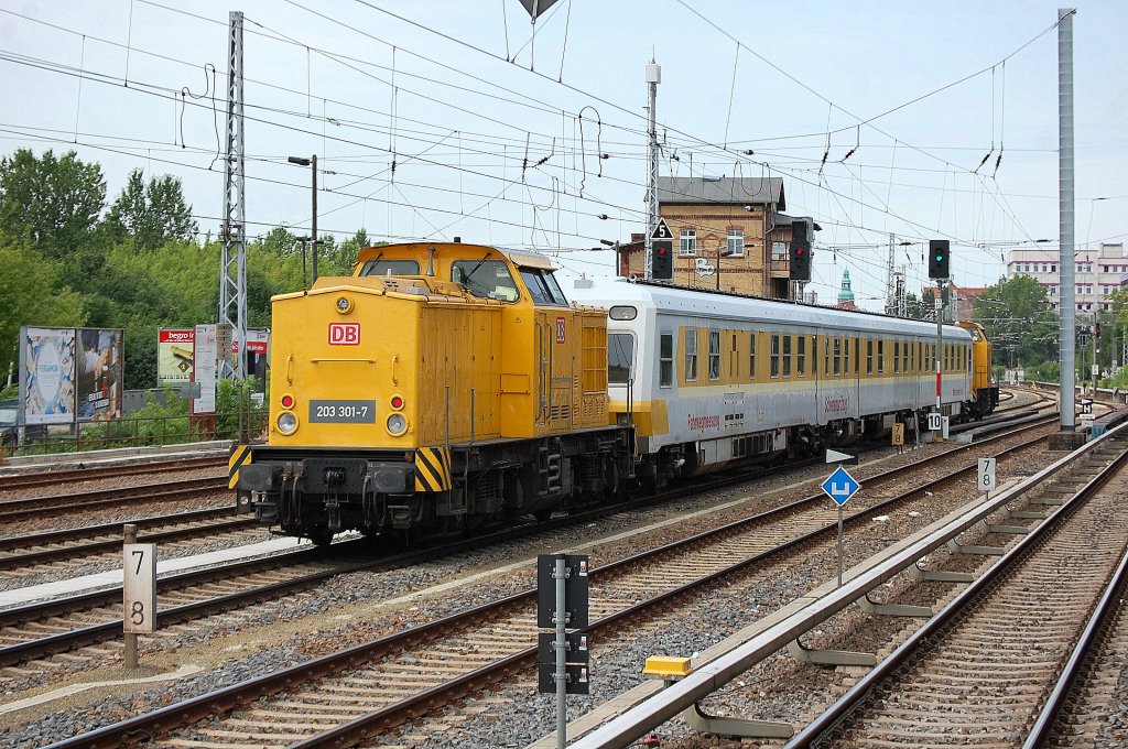 203 301-7 als Wendezuglok hinten am Schienpr�fzug 1 der DB Netz Instandhaltung gezogen von 203 308-2 am 02.07.12 Berlin Greifswalder Str.