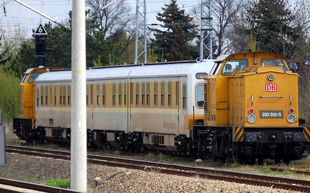 203 302-5 (92 80 1203 302-5 D-DB, LEW Bj.1973) der DB Netz Instandhaltung mit Messzug am Ende des Zuges gezogen von 203 314-0 am 23.04.12 Berlin-Blankenburg.