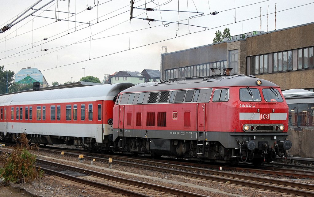 218 832-4 mit CNL Wagengarnitur wechselt aufgrund von Gleisarbeiten am Berliner Ostkreuz auf die Gleise der Berliner S-Bahn im Bhf. Berlin-Lichtenberg um Richtung Berlin Warschauer Str. (Waschstrasse + Wagenaufbereitung), 27.06.12 