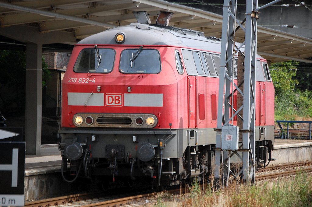 218 832-4 wartet auf die �bergabe der CNL 1246 Wagengarnitur aus M�nchen am 27.06.12 Bhf. Berlin-Lichtenberg.