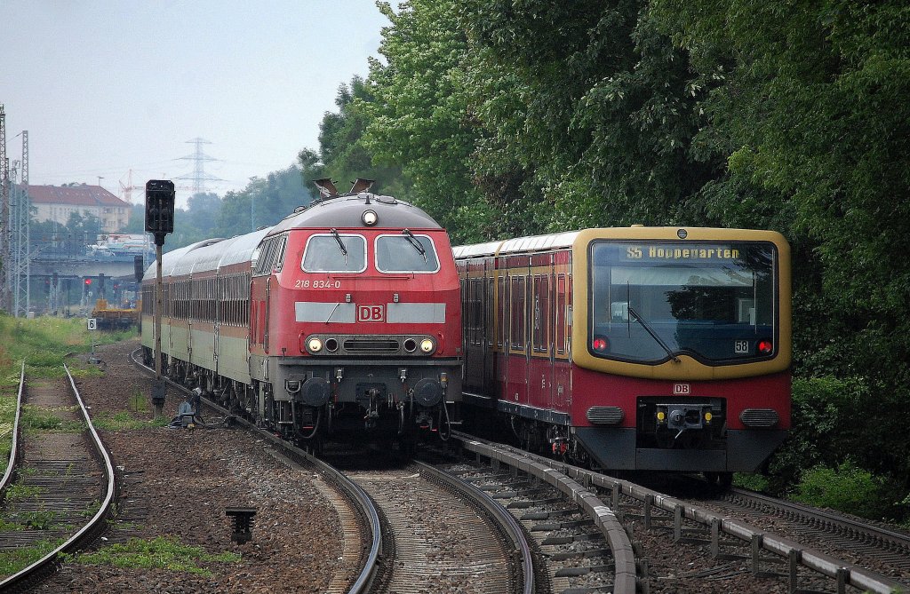 218 834-0 mit dem t�glichen Transport von DB-CNL Personenwagen �ber die Berliner S-Bahngleise ab Berlin-Lichtenberg Bhf. bis kurz vor dem Bhf. Berlin-Ostkreuz Richtung Berlin Warschauer Str. (DB Aufbereitung + Waschstr.) aufgrund von Bauarbeiten, 04.07.13 Berlin-N�ldnerplatz. 