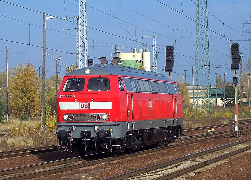 218 836-5 im Herbst 2007 bei deer Durchfahrt im Bhf. Flughafen Berlin-Sch�nefeld. 