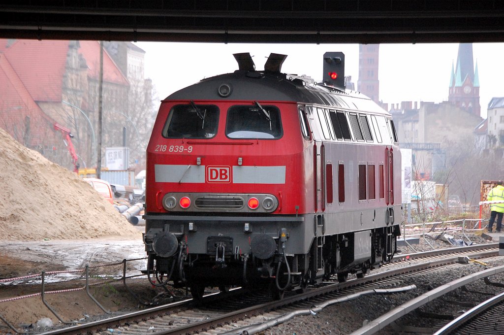 218 839-9 steht in Wartestellung unter dem neu enstehenden Bhf. Berlin-Ostkreuz um die im Bhf. Berlin-Lichtenberg bereitstehenden DB Schlafwagen zur Warschauer Str. (Aufbereitungshalle) zu bringen, dazu muss sie im Moment aufgrund von Gleisbauarbeiten ein l�ngeres St�ck die Berliner S-Bahngleise nutzen, 24.01.12