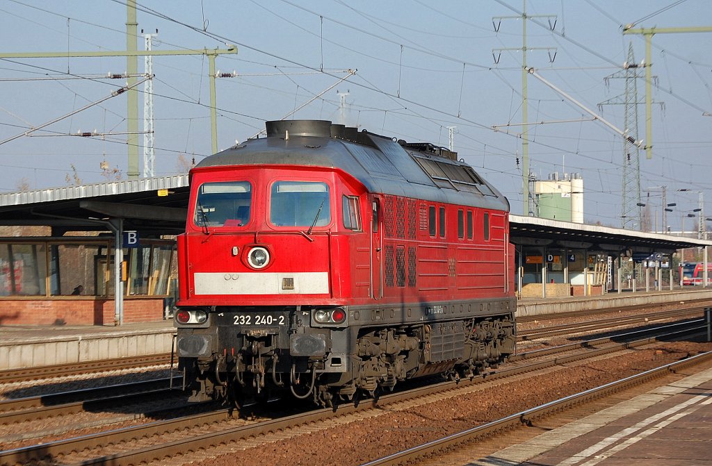 232 240-2 auf Leerfahrt durh den Bhf. Flughafen Berlin-Sch�nefeld, 12.11.11