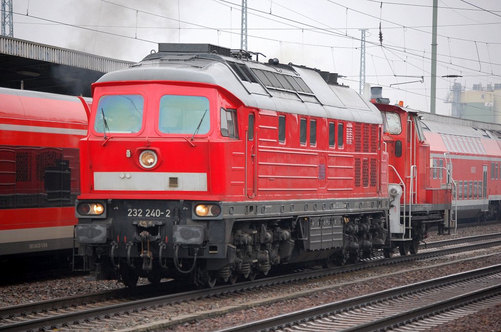 232 240-2 hat die 363 446-6 am Haken, 03.02.11 Durchfahrt Flughafen Berlin-Sch�nefeld. 