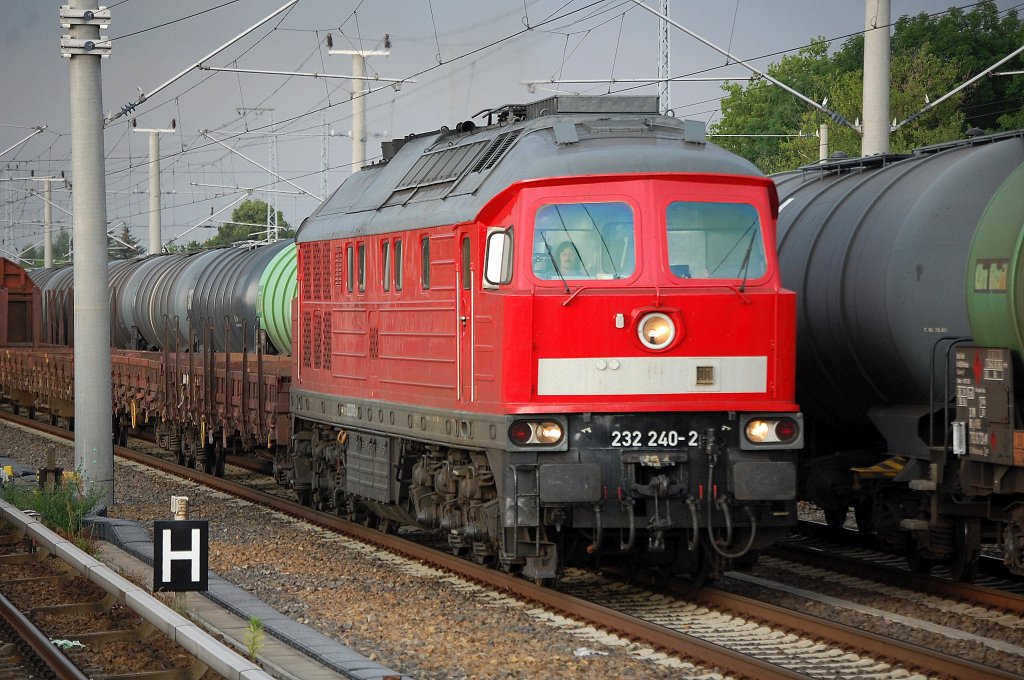 232 240-2 mit einem gemischten G�terzug Richtung Berliner Innenstadt, 05.07.10 Berlin-Blankenburg.