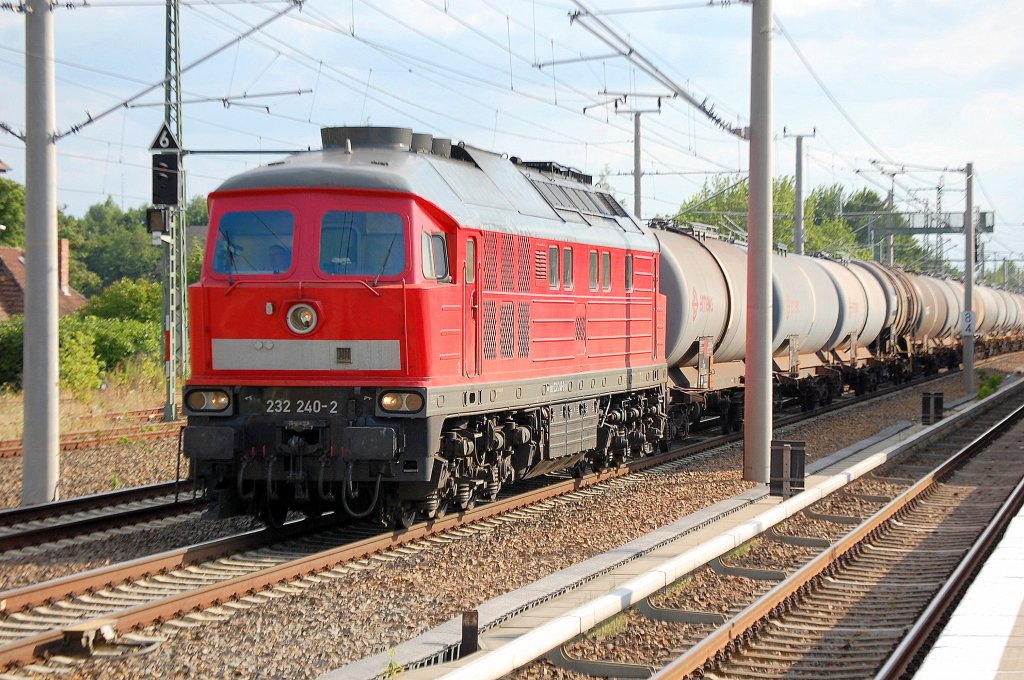 232 240-2 mit Kesselwagenzug Richtung Schwedt �ber Karower Kreuz Berlin und Bernau, 20.07.10 Berlin-Blankenburg.