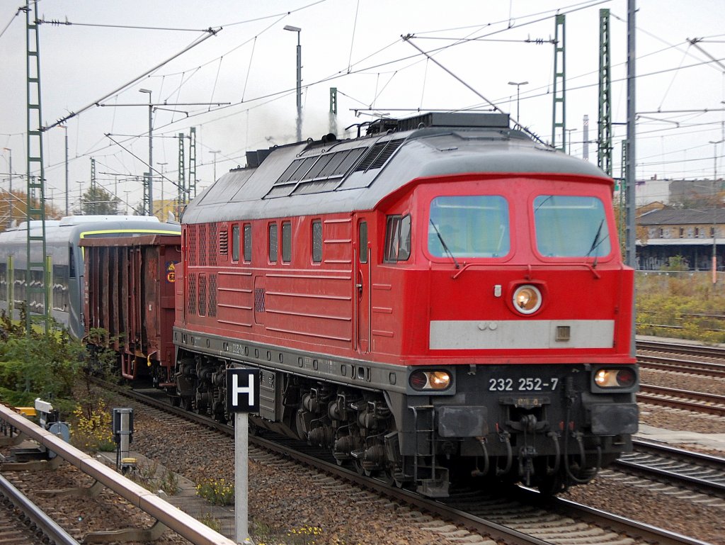232 252-7 mit einem weiteren fabrikneuen RegioShuttle f�r die agilis Verkehrsgesellschaft auf �berf�hrungsfahrt, 27.10.10 Berlin-Beusselstr.