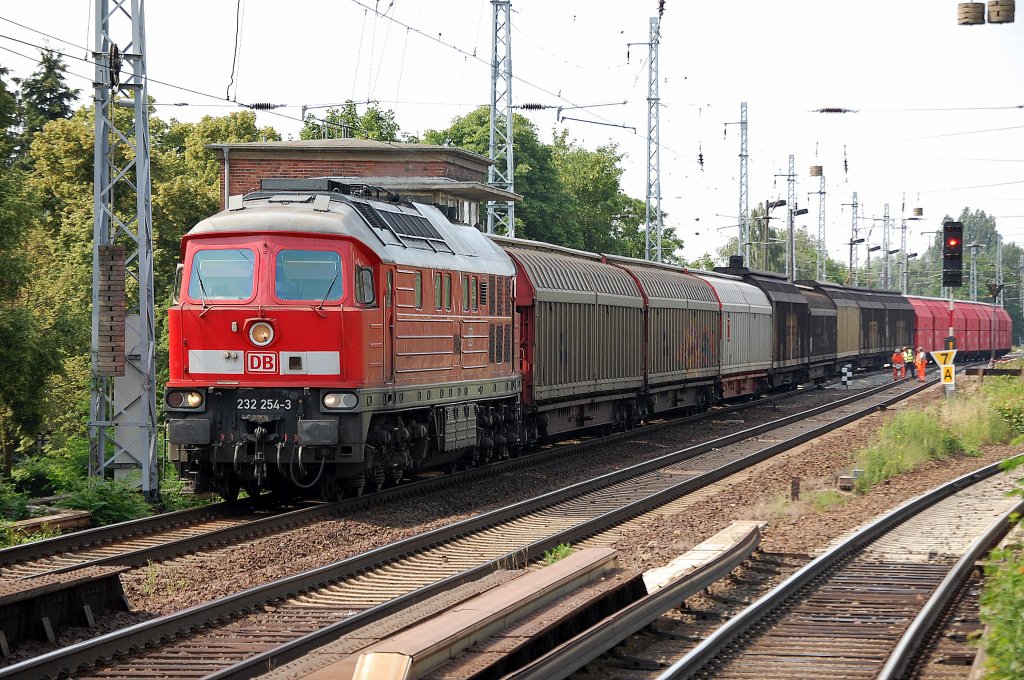 232 254-3 mit gemischtem G�terzug Richtung Bernau, 16.06.11 Berlin-Karow.