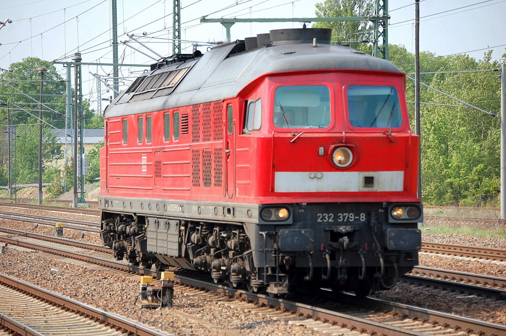232 379-8 bi der Durchfahrt im Bhf. Flughafen Berlin-ch�neeld, 29.04.11