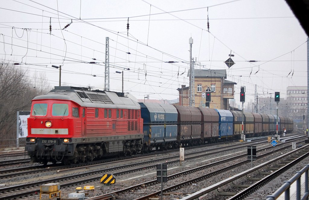 232 379-8 mit einem Leerzug polnischer Selbstentladewagen Richtung Berlin-Lichtenberg, 03.02.11 Berlin Greifswalder Str.
