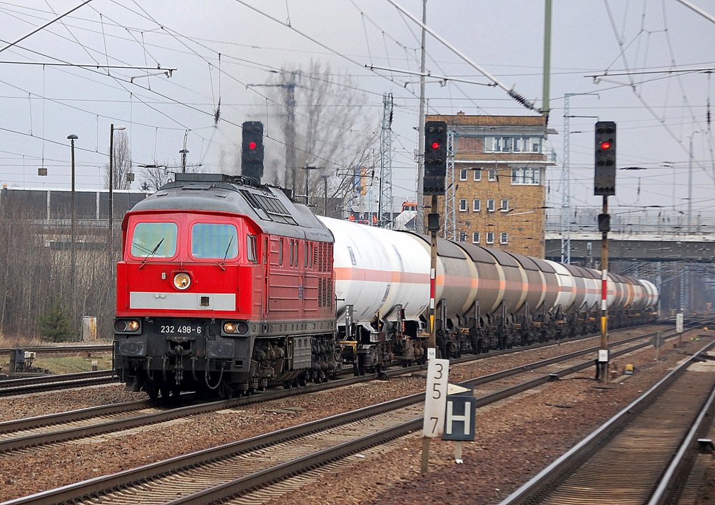 232 498-6 mit einem gemischten Kesselwagenzug am 24.01.12 Bhf. Flughafen Berlin-Sch�nefeld. 