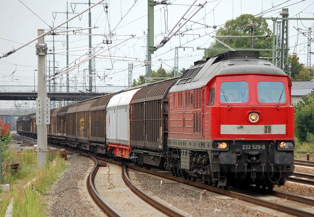 232 529-8 mit einem ganzzug Schiebewandwagen bei der Durchafahrt im Bhf. Flughafen Berlin-Sch�nefeld, 12.08.10 