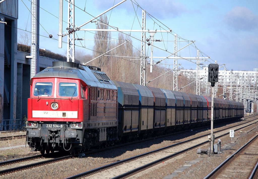 232 534-8 mit einem Ganzzug polnischer Selbstentladewagen Richtung Berlin Lichtenberg, 07.03.10 Berlin Landsberger Allee.
