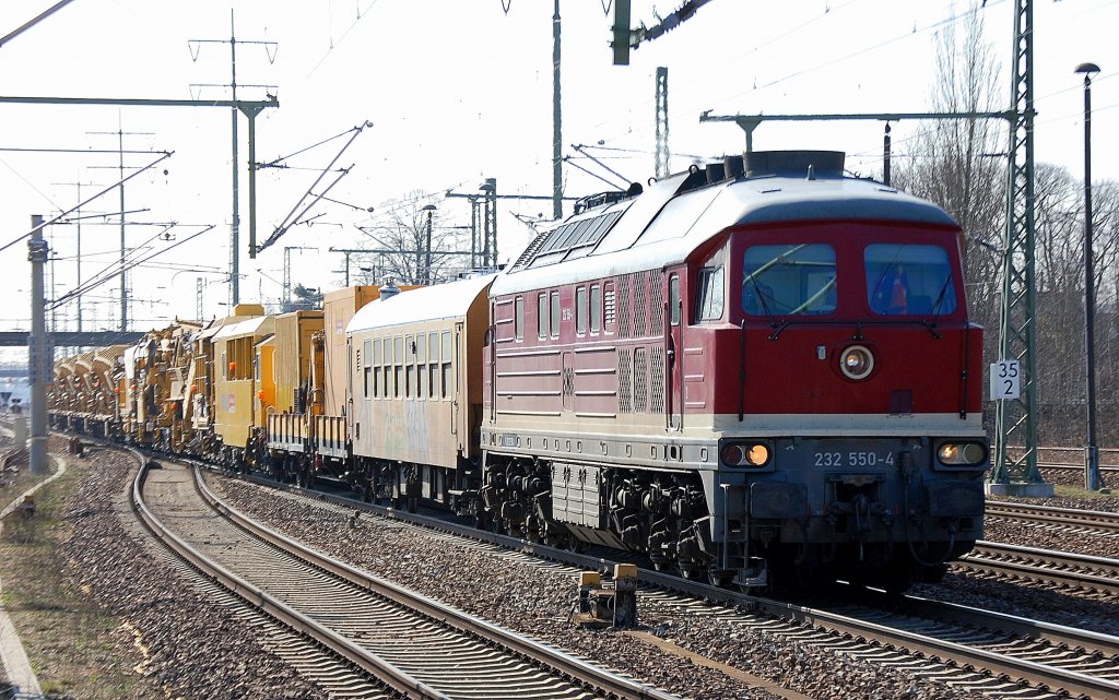 232 550-4 der DB Bahnbau Gruppe (DGT) mit Gleisreinigungzug (RM 801-2, BRM 162 u.a.) bei der Durchfahrt im Bhf. Flughafen Berlin-Sch�nfeld, 22.03.12