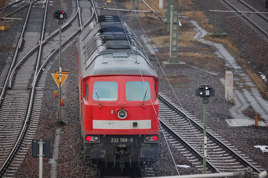 232 568-6 hat einen Kohlezug im Berliner Westhafen abgeliefert und verl��t das gel�nde Richtung Berlin-Spandau, 18.12.12 Berlin-Putlitzbr�cke.