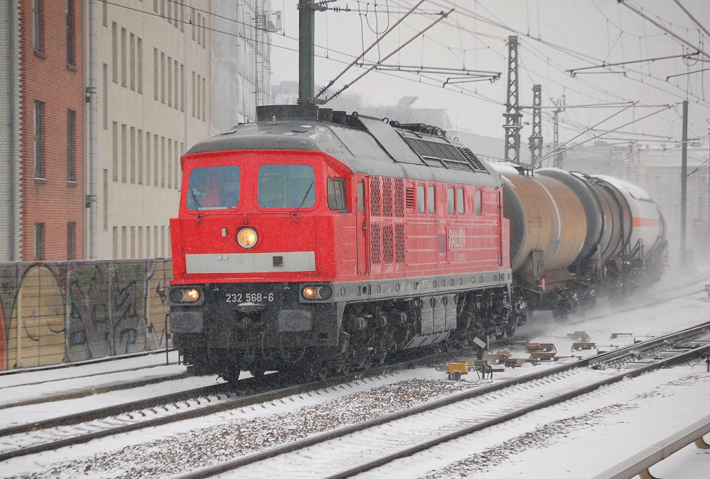 232 568-6 mit einem gemischten Kesselwagenzug Richtung Berlin-Pankow bei m��igem Schneefall am 08.12.10 Berlin-Wedding.
