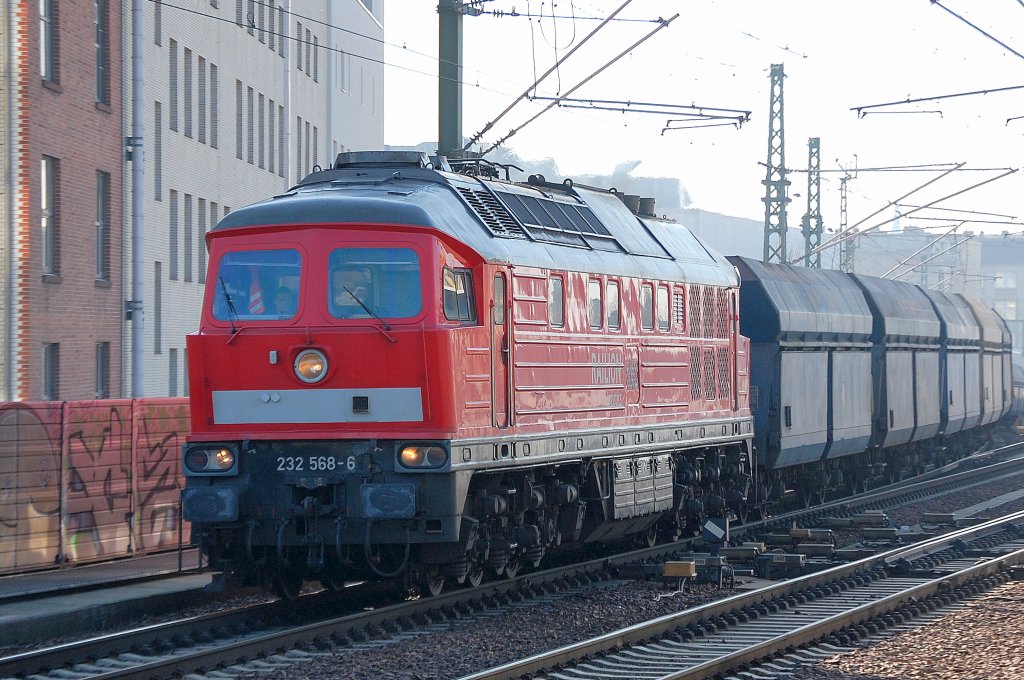 232 568-6 mit einem Leerzug polnischer SCh�ttgutwagen, 03.03.11 Berlin-Wedding.