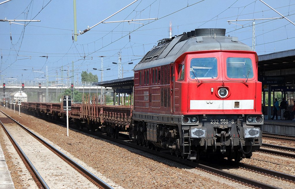 232 568-6 mit gemischtem G�terzug, am Ende des Zuges staubten einige mit Altschotter beladene Drehgestell-Flachwagen, 30.07.12 Bhf. Flughafen Berlin-Sch�nefeld.