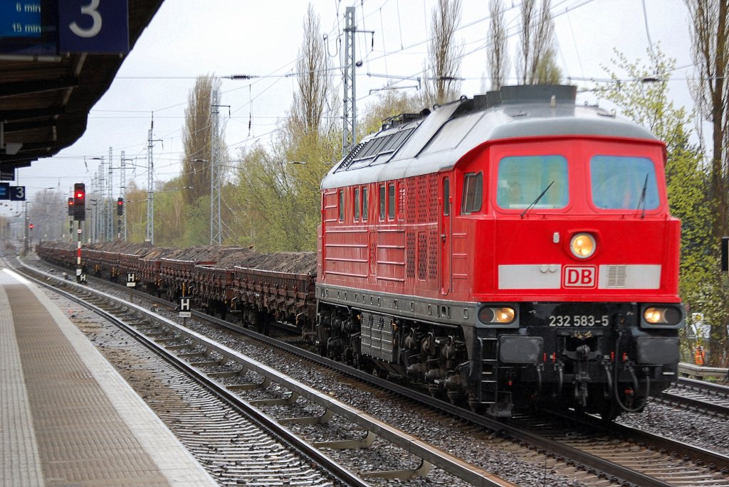 232 583-5 mit einem Ganzzug Flachwagen mit altem Gleisschotter, 13.04.11 Berlin-Karow.