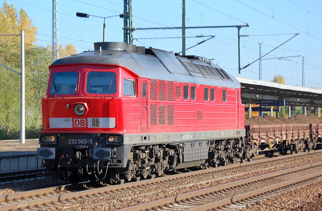 232 583-5 mit einem Ganzzug Drehgestellflachwagen mit altem Gleisschotter, 17.10.12 Bhf.Flughafen Berlin-Sch�nefeld.