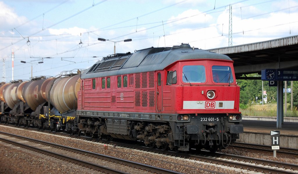232 601-5 bringt einen Ganzzug Knickkesselwagen (Kreideschlamm) zur �bergabe in den Bhf. Flughafen Berlin-Sch�nefeld, 04.07.12