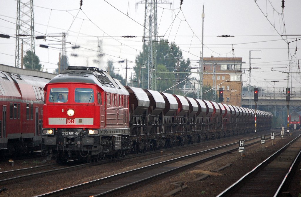 232 601-5 mit einem Ganzzug Sch�ttgutwagen bei der Durchfahrt im Bhf. Flughafen Berlin-Sch�nefeld, 09.08.10 