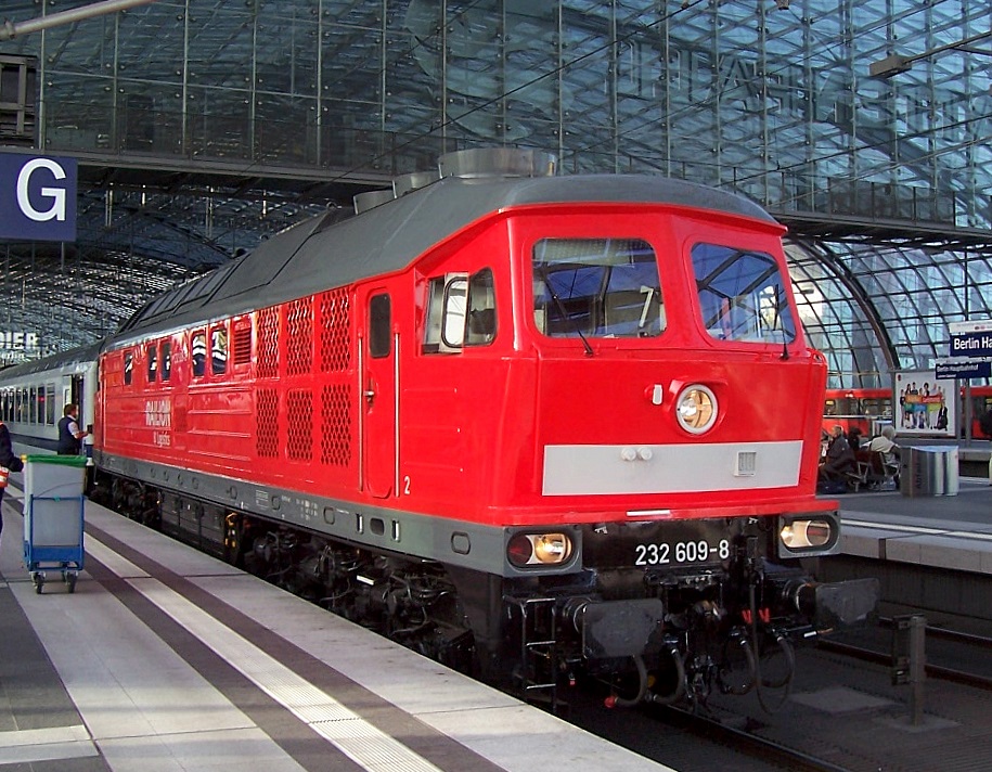 232 609-8 in neuem Lack mit dem Berlin-Warschau Express im Jahr 2008 im Berliner Hbf.