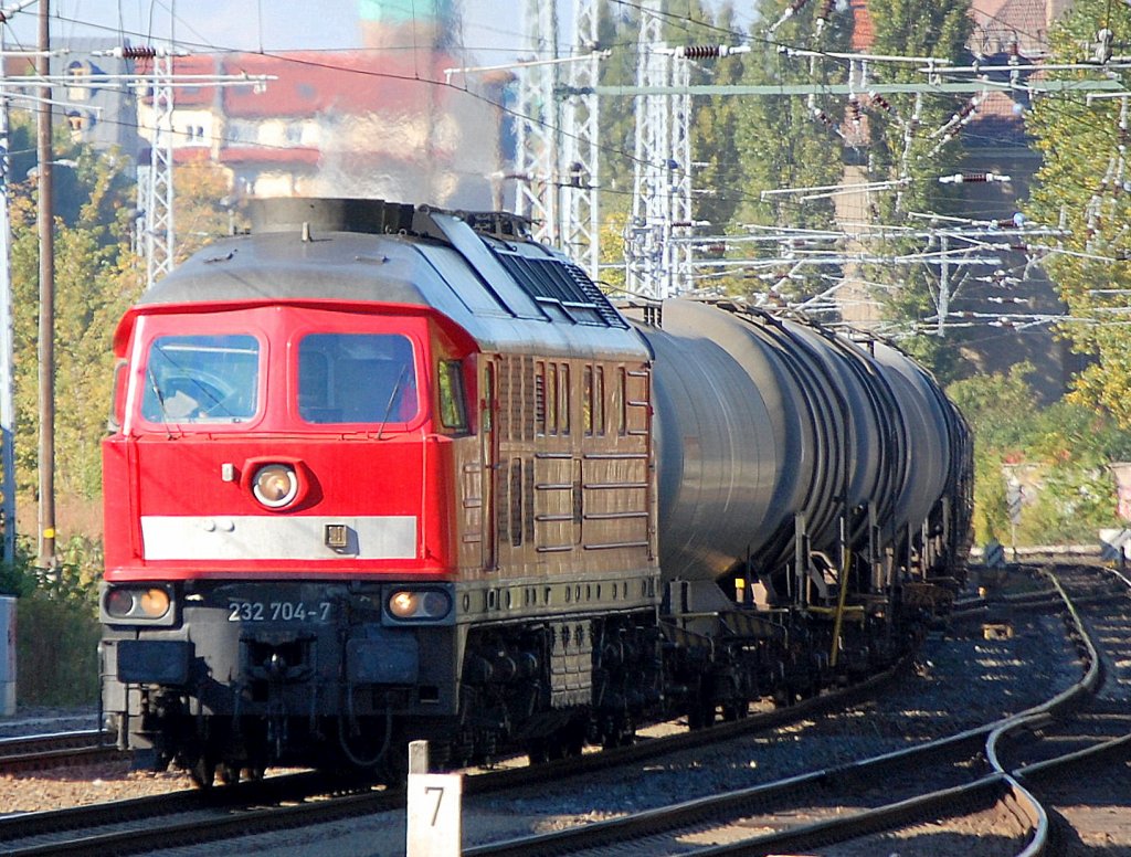232 704-7 kommt gem�chlich mit einem Kesselwagenzug Richtung Berlin Greifswalder Str., 13.10.10