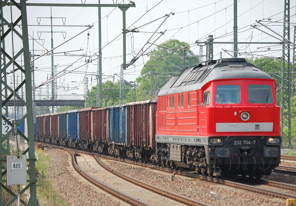 232 704-7 mit einem Ganzzug polnischer offener G�terwagen (leer) bei der Durchfahrt im Bhf. Flughafen Berlin-Sch�nefeld, 29.04.11 